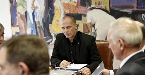 El ministro de Finanzas griego, Yanis Varoufakis, con el secretario de Estado de Finanzas suizo, Jacques de Watteville, en Atenas. REUTERS/Alkis Konstantinidis