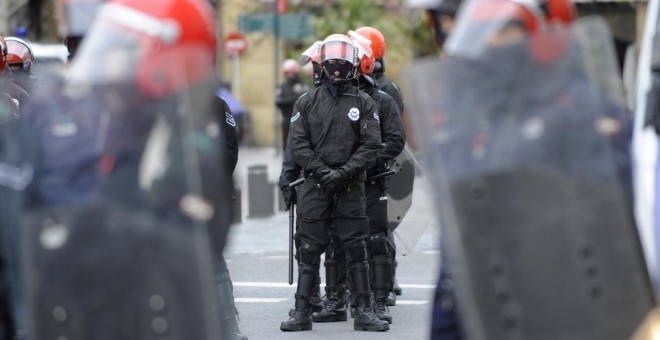 Agentes de la Ertzaintza en una manifestación en San Sebastián en 2013. - AFP