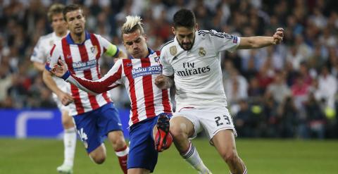 Isco y Griezmann pelean por un balón en el reciente derbi en la vuelta de los cuartos de final de la Champions. /REUTERS