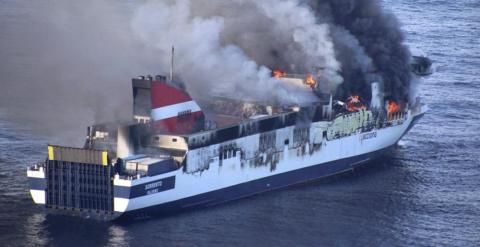 Fotografía aérea facilitada por la Guardia Civil del incendio del ferry de Transmediterránea que hacía la travesía Palma-Valencia y que tuvo que ser evacuado esta tarde a 18 millas al oeste de Mallorca. EFE