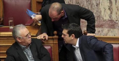 El primer ministro griego, Alexis Tsipras (d), conversa con su ministro de Finanzas, Yanis Varufakis (c), y su viceprimer ministro, Yanis Dragasakis.- EFE