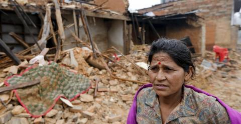 Una mujer, ante los edificios derruidos en el distrito de Bhaktapur en Katmandú./ EFE