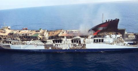 Fotografía facilitada hoy por la Guardia Civil, del ferry 'Sorrento', que se incendió el martes a 18 millas del suroeste Mallorca. EFE