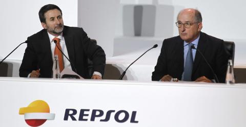 El presidente de Repsol, Antonio Brufau, y el consejero delegado, Josu Jon Imaz, durante la junta general de accionstas de la patrolera. EFE/Víctor Lerena
