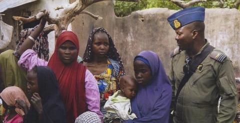 Un soldado rodeado de un grupo de mujeres y niños rescatados por el Ejército durante una operación contra el grupo yihadista Boko Haram.  EFE/Ejército de Nigeria