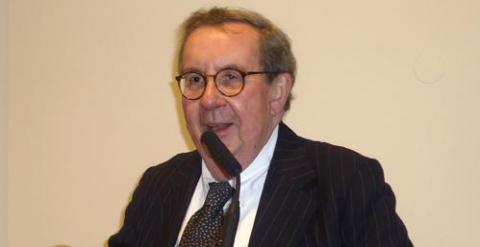 El politólogo y escritor William Pfaff, impartiendo una conferencia en el Bruno Kreisky Forum de Viena, en 2011.