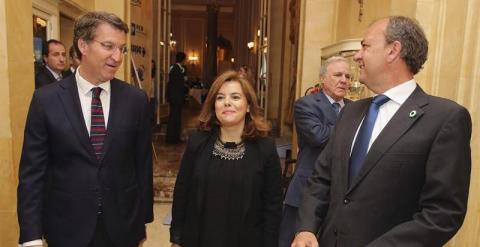 El presidente de Extremadura, José Antonio Monago, junto al presidente de la Xunta de Galicia, Alberto Núñez Feijóo y la vicepresidenta del Gobierno, Soraya Sáenz de Santamaría. / BALLESTEROS / EFE