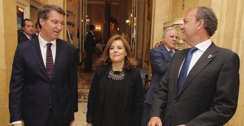 El presidente de Extremadura, José Antonio Monago, junto al presidente de la Xunta de Galicia, Alberto Núñez Feijóo y la vicepresidenta del Gobierno, Soraya Sáenz de Santamaría. / BALLESTEROS / EFE