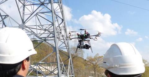 Dron de Endesa realizando labores de inspección de las líneas.