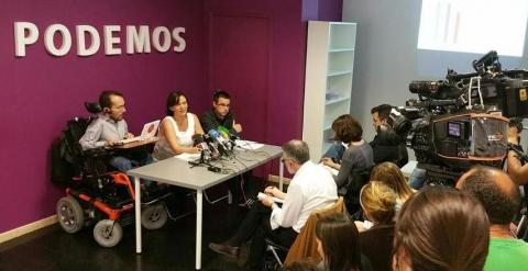 Pablo Echenique y Carolina Bescansa, durante la rueda de prensa de presentación de la encuesta este martes, en Zaragoza. PODEMOS