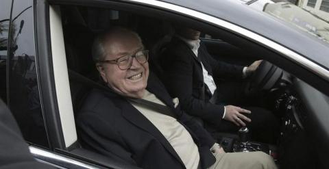 El fundador y presidente de honor del Frente Nacional (FN, extrema derecha), Jean-Marie Le Pen, sonríe a los medios al abandonar la sede del partido en Nanterre, a las afueras de París, Francia. EFE/Vincent Isore