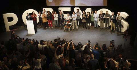 El secretario general de Podemos, Pablo Iglesias, junto a sus candidatos autonómicos en Madrid, Valencia, Aragón y Asturias, en la presentación del programa electoral para el 24-M,. EFE/Kiko Huesca