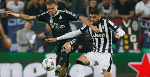 Pepe y Morata luchan por un balón durante el partido. Reuters / Sergio Pérez