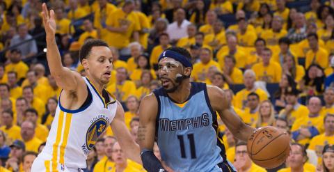 Mike Conley conduce el balón ante Stephen Curry. /REUTERS