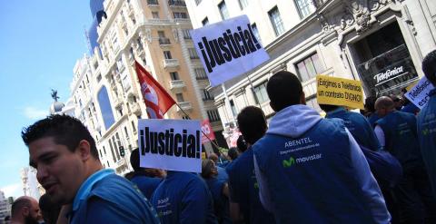 Técnicos de Movistar protestan ante la sede de la multinacional en Madrid.- JAIRO VARGAS