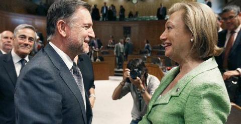 Marcelino Iglesias felicita a la actual presidenta de Aragón Luisa Fernández Rudi el día de su investidura.- EFE