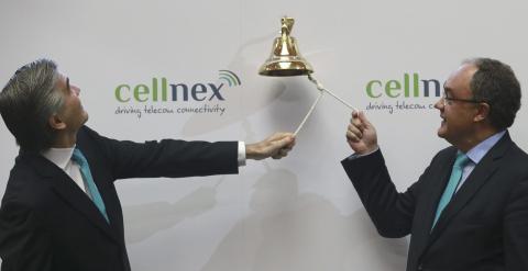 El consejero delegado de Abertis y presidente de Cellnex, Francisco Reynés, con el consejero delegado de la filial de telecomunicaciones, Tobías Martínez, durante el estreno en bolsa de la sociedad. EFE/Zipi