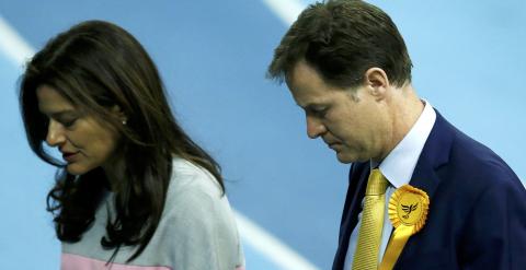 El líder de los liberales británicos, Nick Clegg, acompañado por su esposa, Miriam Gonzalez. - REUTERS