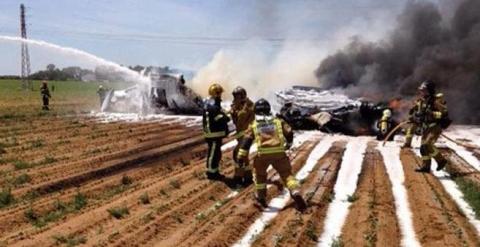 Bomberos de Sevilla trabajan en la extinción del fuego tras el accidente de un Airbus A-400M. /B.S.