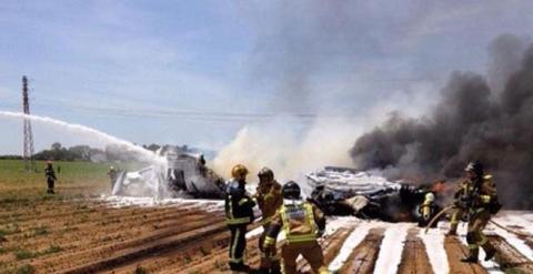 Bomberos de Sevilla trabajan en la extinción del fuego tras el accidente de un Airbus A-400M. /B.S.
