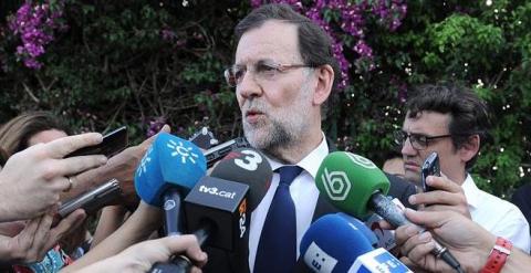 El presidente del Gobierno, Mariano Rajoy, hace declaraciones a los medios a su llegada esta tarde a Sevilla. /EFE