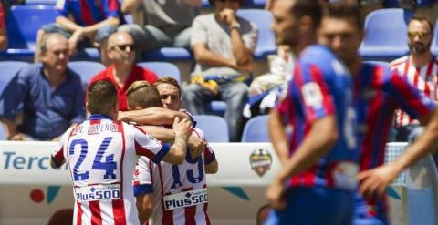 El delantero del Atlético de Madrid Fernando Torres (c) celebra con sus compañeros, el gol marcado ante el Levante. /EFE