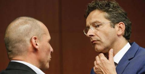 El ministro de Finanzas griego, Yanis Varoufakis, conversa con el presidente del Eurogrupo, Jeroen Dijsselbloem, que cruza los dedos, durante la reunión los ministros de Economía y Finanzas de la Unión Europea en Bruselas (Bélgica). / EFE