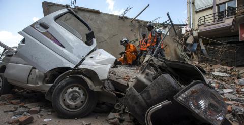 Equipos de rescate inspeccionan un edificio derruido en Katmandú. - REUTERS