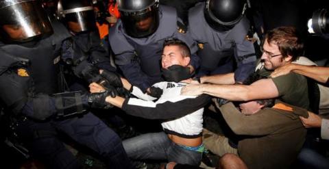 La Polícia trata de detener a uno de los jóvenes | Foto: EFE