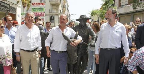 El presidente del Gobierno, Mariano Rajoy, junto al candidato del PP a la Junta de Extremadura, José Antonio Monago durante un paseo electoral hoy por las calles del centro de la localidad pacense de Villanueva de la Serena. EFE/ Jero Morales