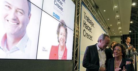 El candidato a la Presidencia de la Generalitat por el Partido Popular, Alberto Fabra (i), y la candidata popular a la Alcaldía de Valencia, Rita Barberá, se abrazan tras realizar una pegada de carteles virtual. EFE