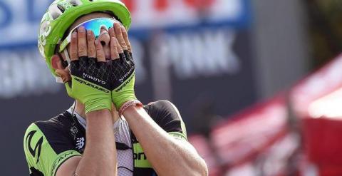 Formolo celebra su victoria en la etapa del Giro. EFE/Daniel Dal Zennaro