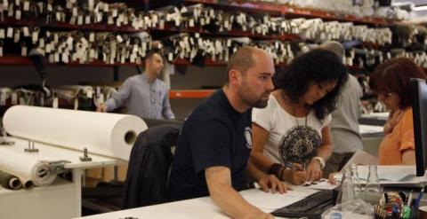 Empleados de un taller textil en Barcelona. REUTERS