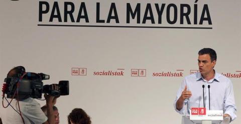 El secretario general del PSOE, Pedro Sánchez, durante el mitin electoral en Bilbao con los principales candidatos a las elecciones forales y municipales en Bizkaia. EFE/Luis Tejido