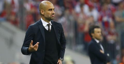 Guardiola gesticula durante el partido contra el Barça. Reuters / Kai Pfaffenbach