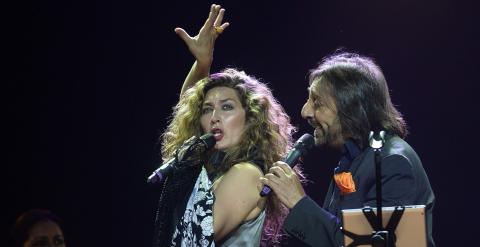 La cantante Estrella Morente y Antonio Carmona durante el primer concierto de la gira 'Talento en estado puro', en la que rendirá homenaje a cantautores como Paco Ibáñez y a Cecilia. EFE/Nacho Gallego