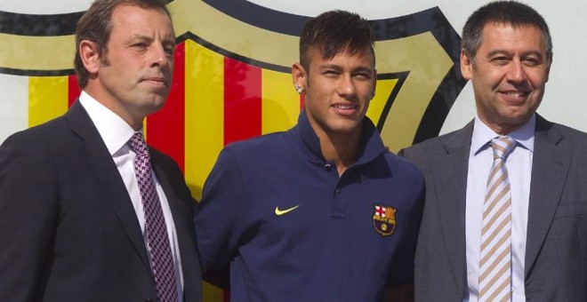 Bartomeu y Rosell rodean a Neymar en el día de su presentación.