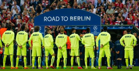 Los jugadores del Barça de espaldas ayer en Múnich con el cartel de 'Camino a Berlín' de fondo. /REUTERS