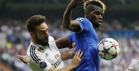 Carvajal y Pogba luchan por un balón durante el partido. Reuters / Paul Hanna