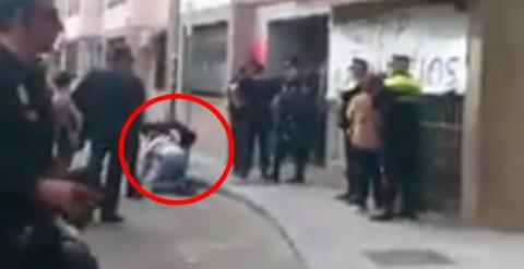 Captura del vídeo donde se ve al abogado de la PAH en el suelo.