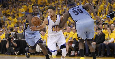 Stephen Curry, de los Warriors, se marcha de Randolph y Green, de los Grizzlies. /REUTERS