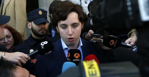 Francisco Nicolás Gómez Iglesias, con los periodistas, el pequeño Nicolás, a su salida de los juzgados de la madrileña Plaza de Castilla. EFE