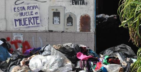 Imagen del local en el que se produjo el incendio donde se puede leer en una pintada: 'Esta ropa huele a muerte'