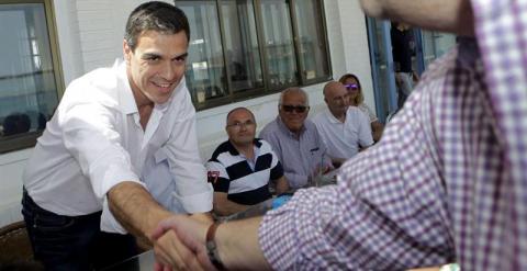 - El secretario general del PSOE, Pedro Sánchez, saluda a vecinos de Algeciras (Cádiz), donde se ha reunido con los componentes de la lista candidata a la alcaldía de esta localidad gaditana./EFE