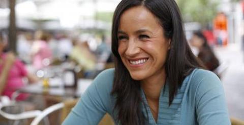 La candidata de Ciudadanos a la Alcaldía de Madrid, Begoña Villacís, tomando café en el centro de Madrid. Imagen cedida por C's.