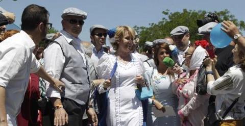 La candidata del PP a la Alcaldía de Madrid, Esperanza Aguirre, vestida de chulapa hoy en la pradera de San Isidro. EFE/Víctor Lerena