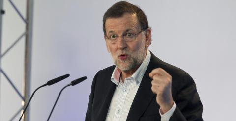 El presidente del Gobierno, Mariano Rajoy, durante su intervención en el almuerzo-mitin que el PP ha celebrado en Vitoria. EFE/David Aguilar