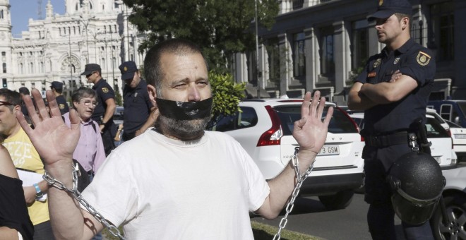 Uno de los participantes en la manifestación convocada por el 15M con el lema '2015M: No nos amodazarán. La lucha sigue en las calles' que discurre entre Cibeles y la Puerta del Sol, en Madrid. Efe/Kiko Huesca