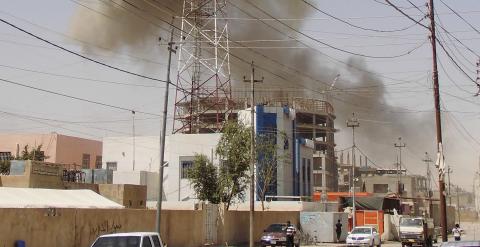 Una columna de humo se levanta tras un ataque con bombas del Estado Islámico en la ciudad iraquí de Ramadi. REUTERS/Stringer