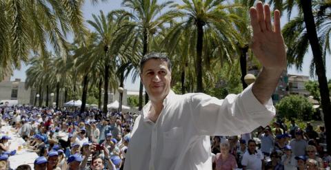 El alcalde y candidato del PPC en Badalona, Xavier García Albiol, saluda a los asistentes a la butifarrada popular organizada por su formación. EFE/Alberto Estévez